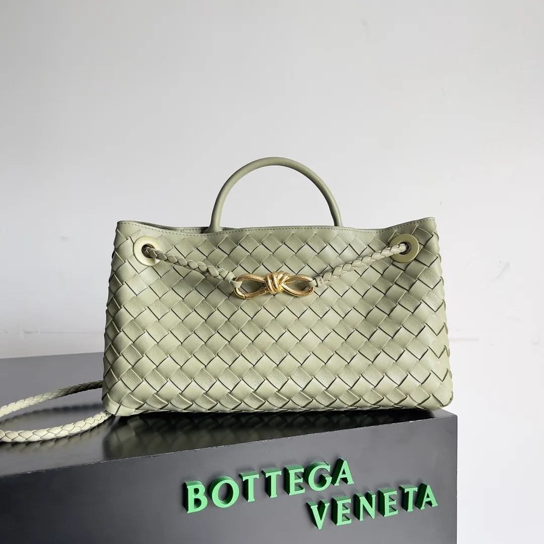 BV 1960 BV Lin Xinru, Ken Dou, Zhou Yutong, Zhu Zhu and other similar models, Andiamo Italian Let'go's new horizontal version design is more refined and elegant. The horizontal version presents a light and fashionable feeling that is more suitable for the body shape of Asian girls. The actual upper body is really awesome! Practicality and elegance coexist! 🉑️Carry it by hand, shoulder or crossbody, the law of true fragrance🥳 Style number: 754990 Size: 29*10*18